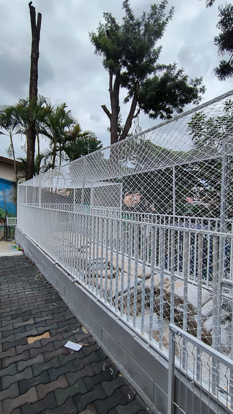 Rede de proteção instalada em área externa residencial