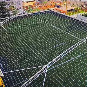 Quadra de futebol com fechamento superior em rede de proteção